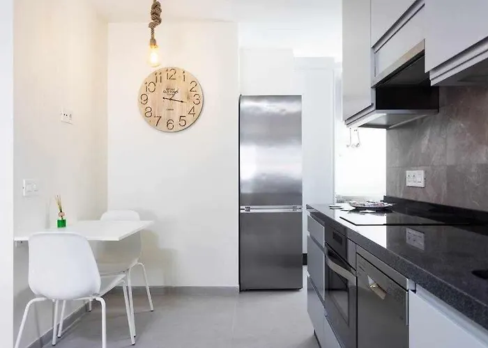 Sunnyland Martianez Valois Daire *